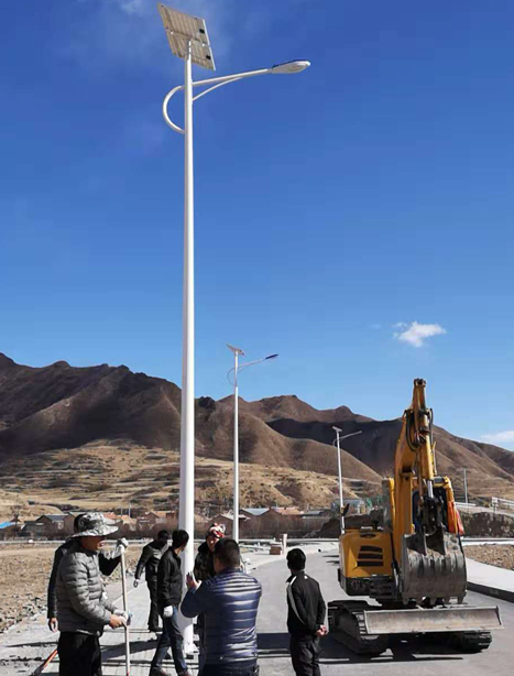 甘南碌曲10米白碱滩太阳能路灯项目