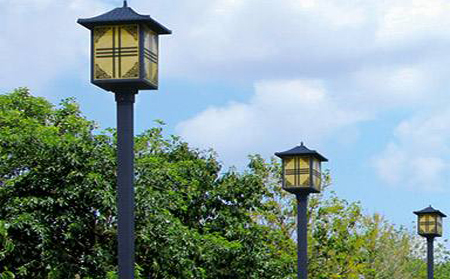 太阳能白碱滩庭院灯怎么选亮度与续航更耐用